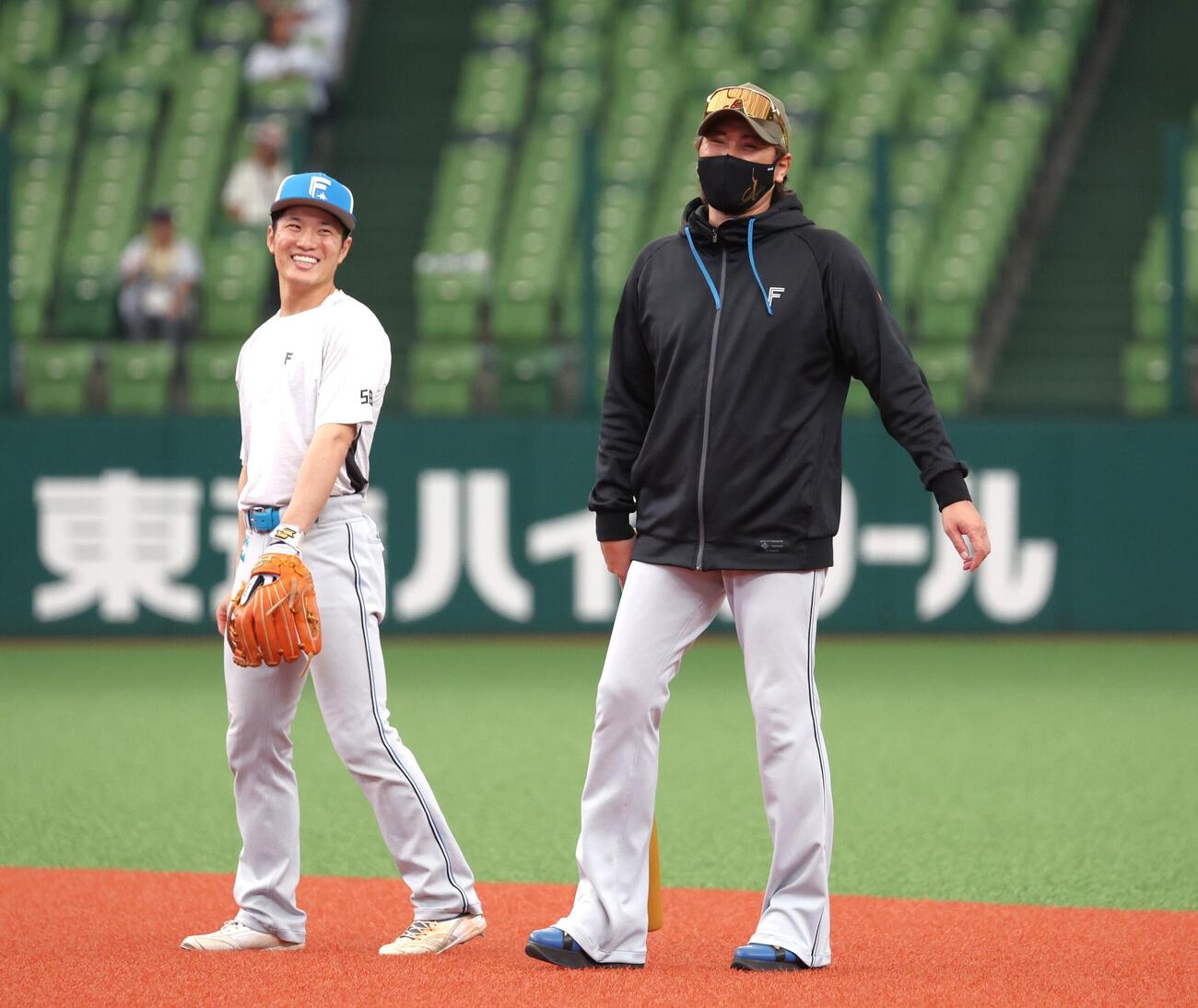 西武対日本ハム　笑顔で奈良間大己（左）と話す新庄剛志監督（撮影・黒川智章）