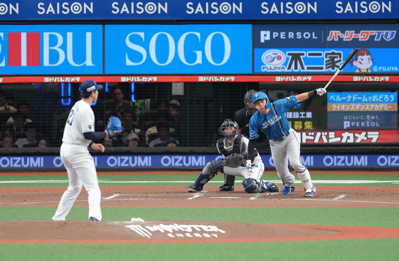 西武対日本ハム　2回表日本ハム1死、1死二塁、野村佑希は先制左前適時打を放つ。。投手武内夏暉（撮影・足立雅史）