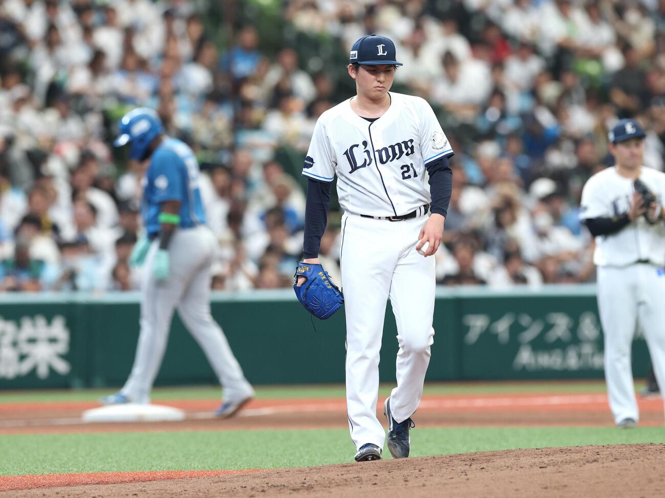 西武対日本ハム　2回表日本ハム2死一、二塁、ボークをおかす武内夏暉（撮影・黒川智章）
