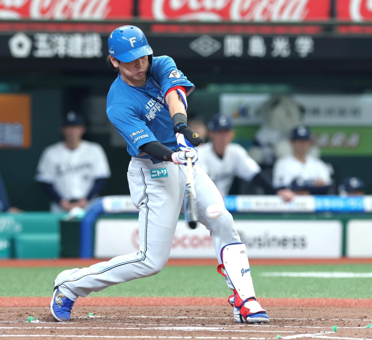 西武対日本ハム　2回表日本ハム1死一、二塁、適時打を放つ野村佑希（撮影・黒川智章）