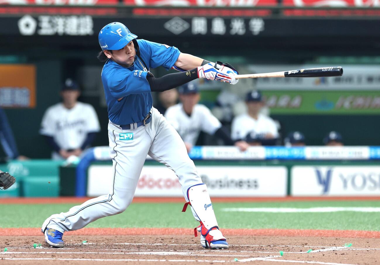 西武対日本ハム　2回表日本ハム1死一、二塁、適時打を放つ野村佑希（撮影・黒川智章）