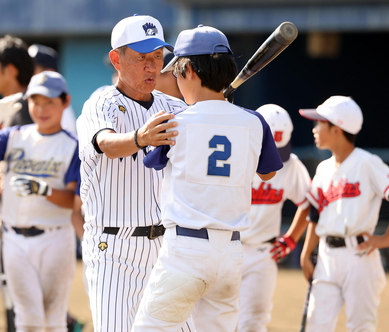 JA全農WCBF少年野球教室で、打撃指導する辻発彦氏（撮影・浅見桂子）　2026年10月12日　越谷市民球場