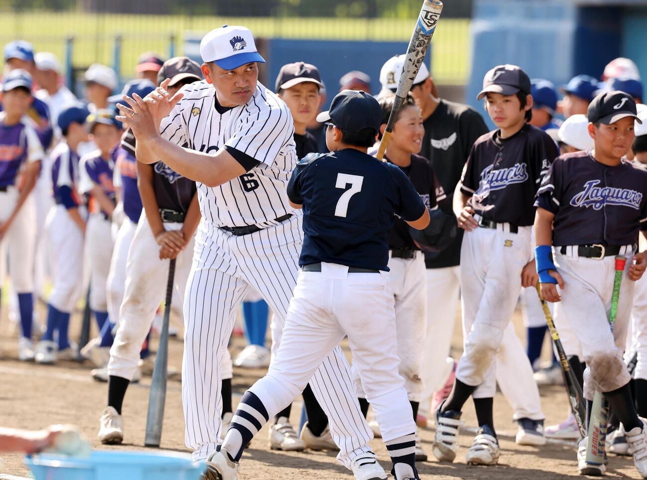 JA全農WCBF少年野球教室で、選手たちに打撃の指導をする侍ジャパン井口資仁監督（撮影・浅見桂子）　2026年10月12日越谷市民球場