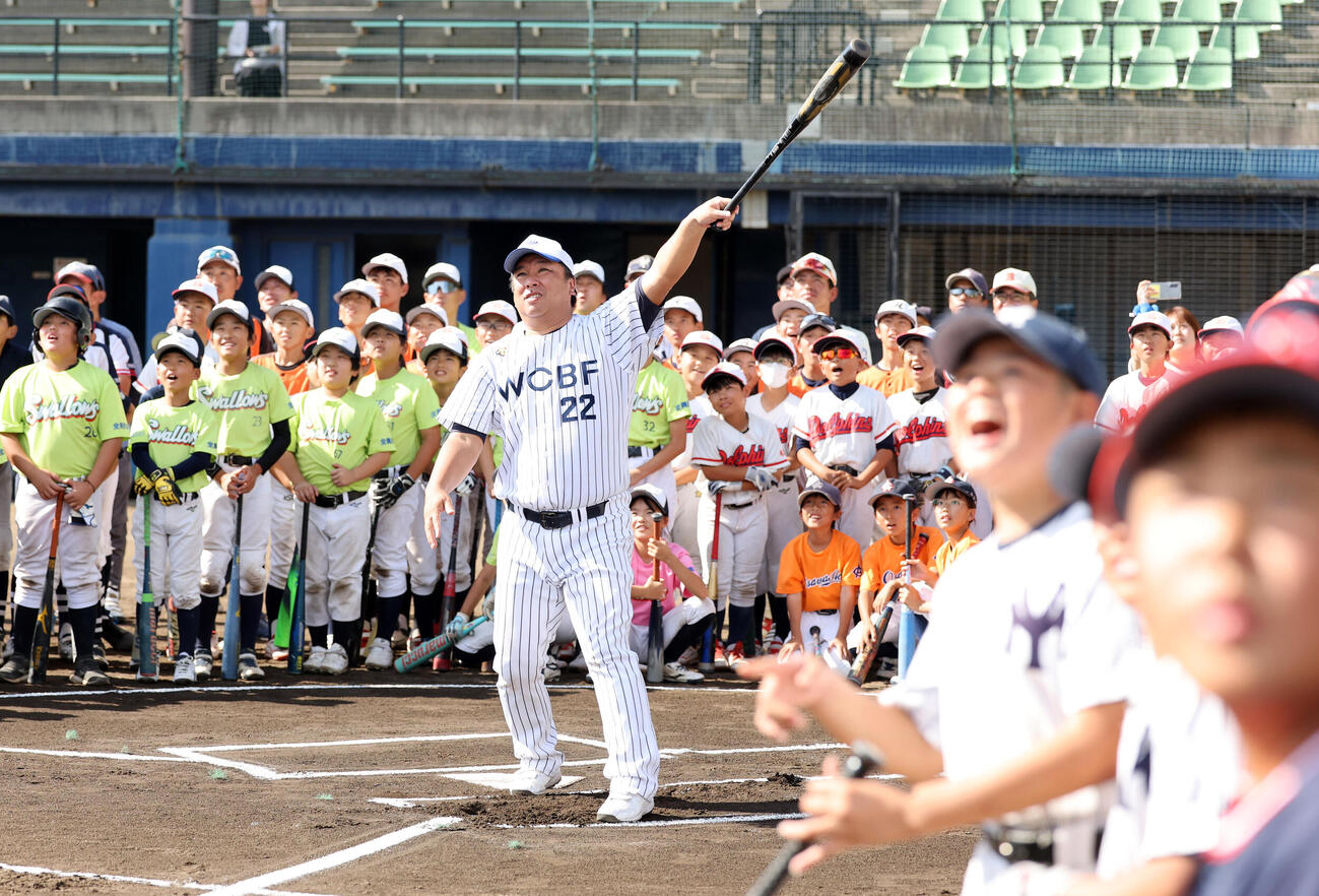 JA全農WCBF少年野球教室で、ロングティー打撃で長打を披露する里崎智也氏（撮影・浅見桂子）　2026年10月12日　越谷市民球場