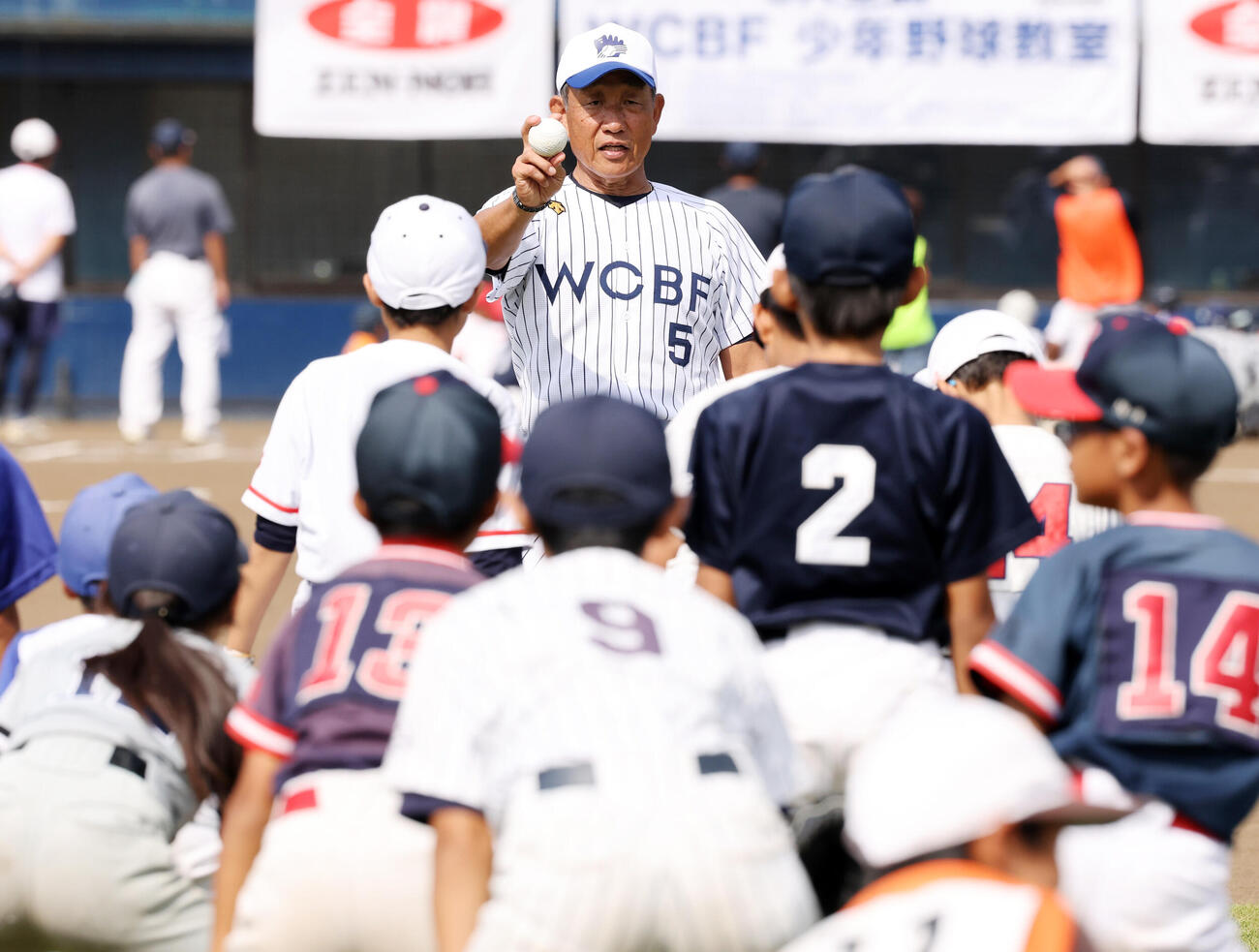 JA全農WCBF少年野球教室で、選手に動き方の指導をする辻発彦氏（撮影・浅見桂子）　2026年10月12日　越谷市民球場