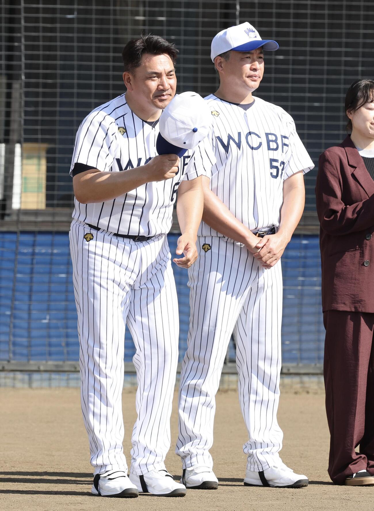 JA全農WCBF少年野球教室で講師を務める侍ジャパン井口資仁監督は帽子を取ってあいさつする。右は五十嵐亮太氏(撮影・浅見桂子)2026年10月12日　越谷市民球場