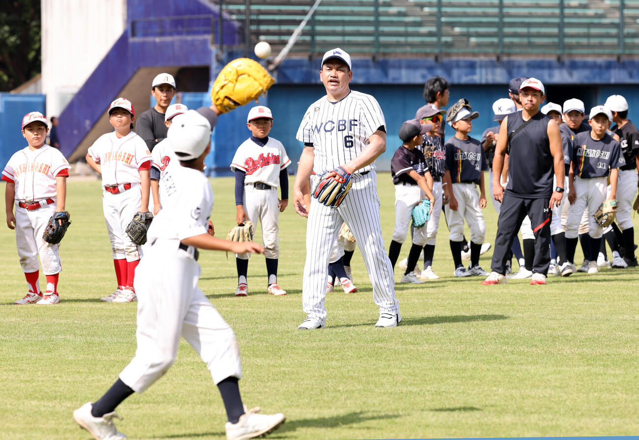 JA全農WCBF少年野球教室で、捕球の指導をする侍ジャパン井口資仁監督（撮影・浅見桂子）　2026年10月12日　越谷市民球場