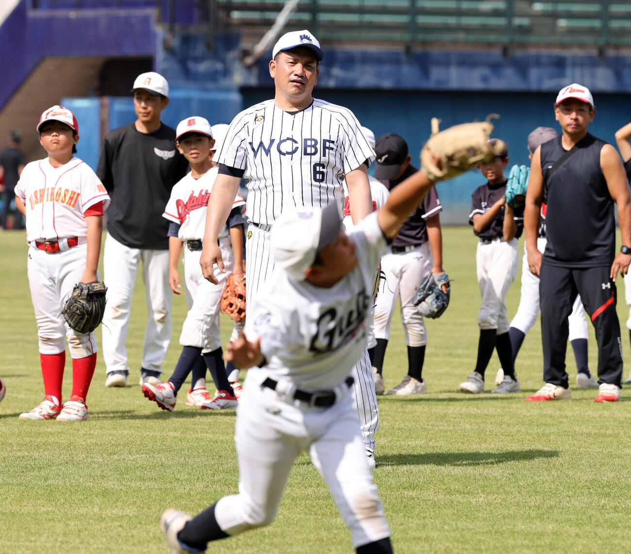 JA全農WCBF少年野球教室で、捕球の指導をする侍ジャパン井口資仁監督（撮影・浅見桂子）　2026年10月12日　越谷市民球場