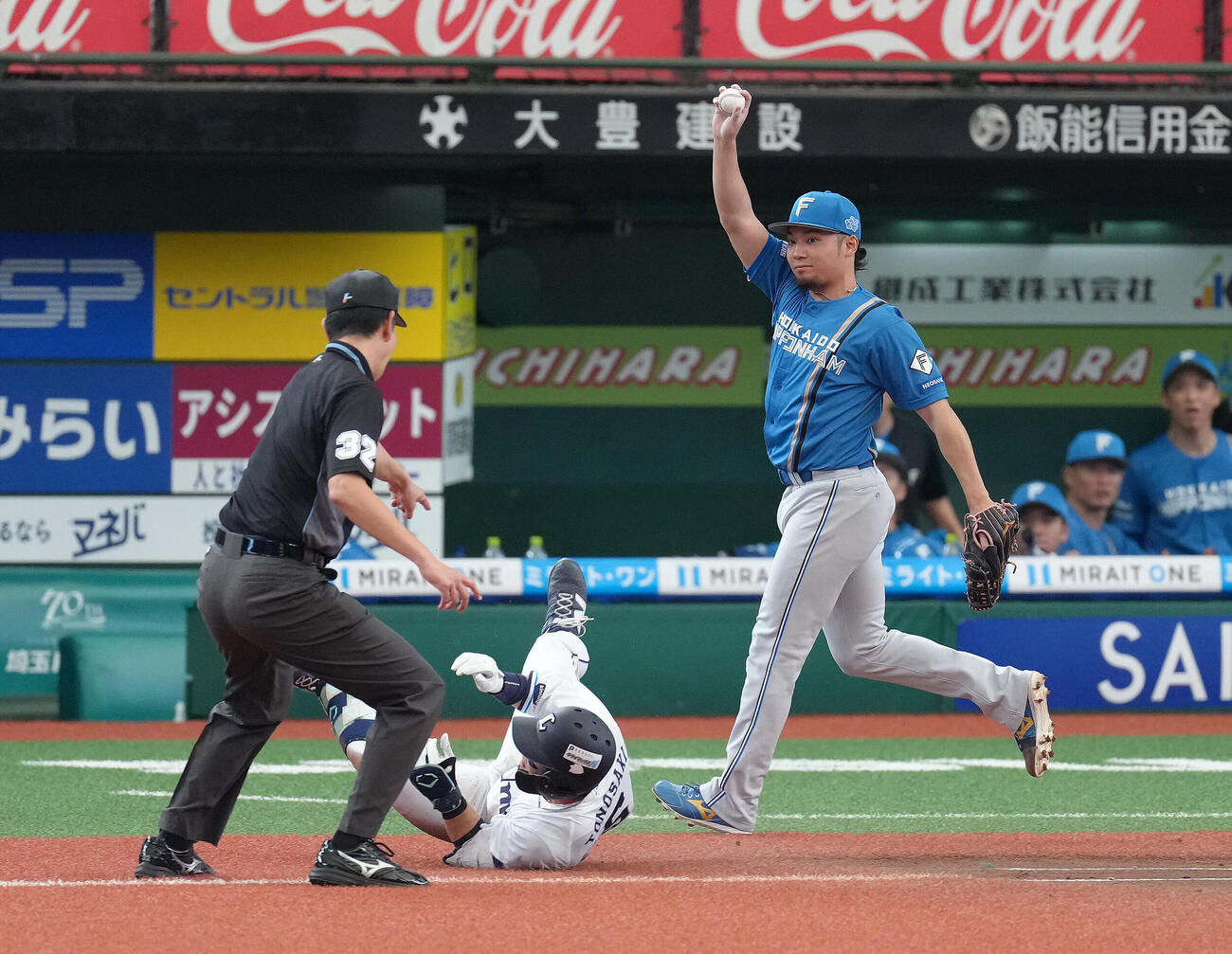 西武対日本ハム　3回裏西武無死、外崎修汰の打球をバランスを崩しながら捕球し、投ゴロとする伊藤大海（撮影・足立雅史）