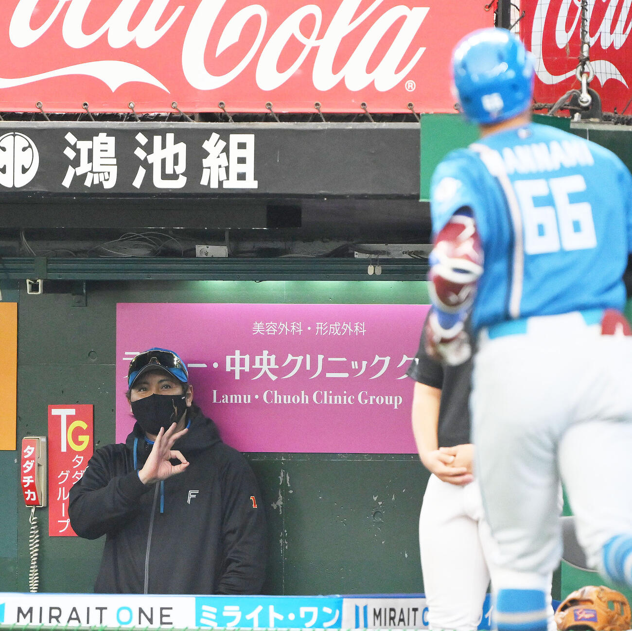 西武対日本ハム　4回表日本ハム1死、ソロ本塁打を放った万波中正（手前）にポーズを決める新庄剛志監督（撮影・滝沢徹郎）