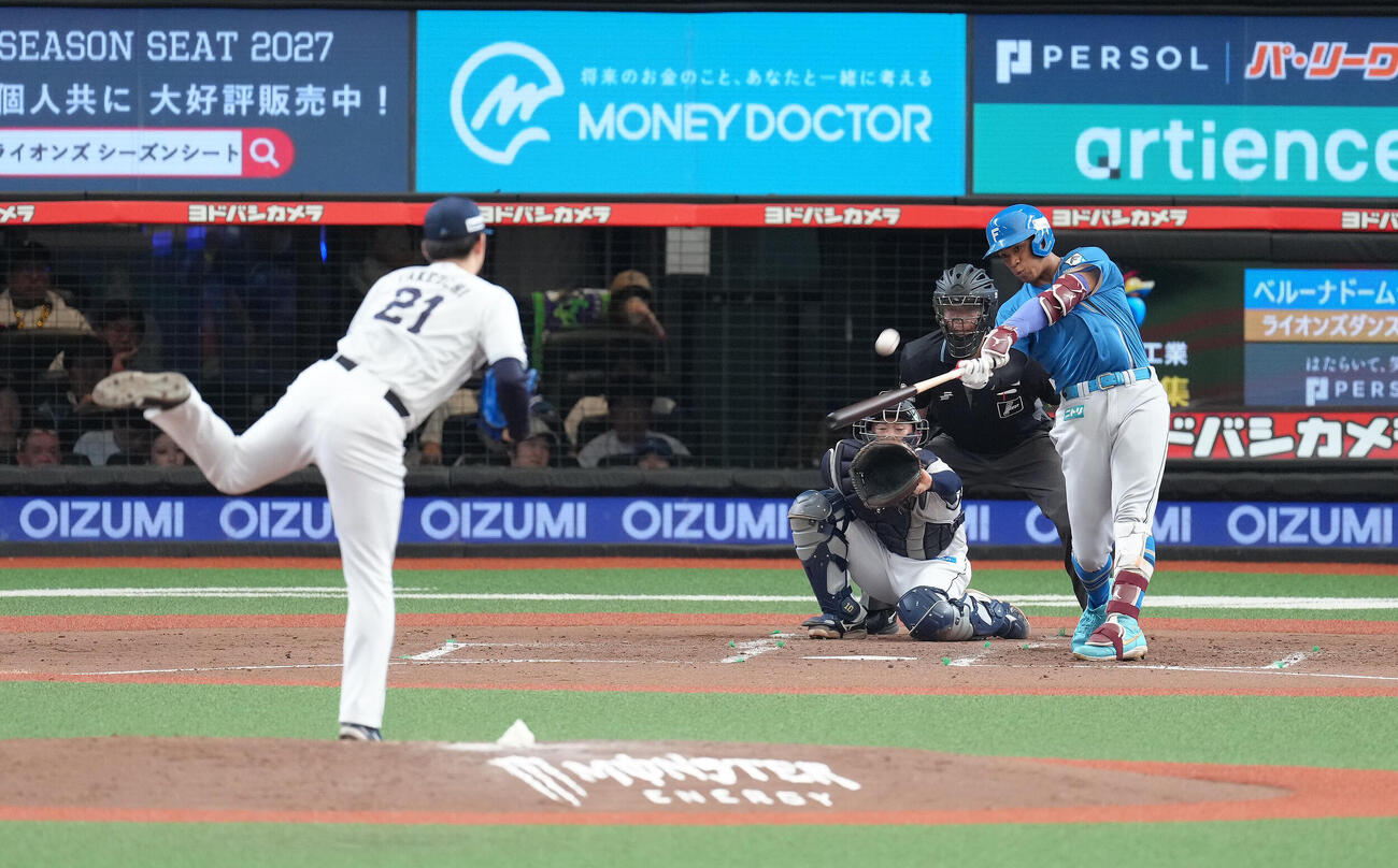 西武対日本ハム　4回表日本ハム1死、万波中正は左越え本塁打を放つ。投手武内夏暉（撮影・足立雅史）