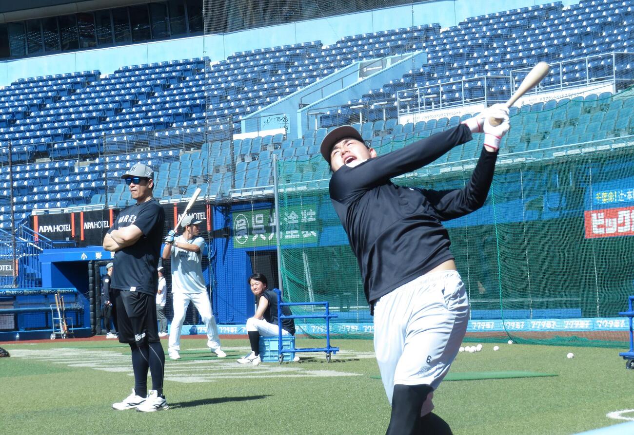 サブロー監督が見守る中でロングティーをおこなう西川史礁