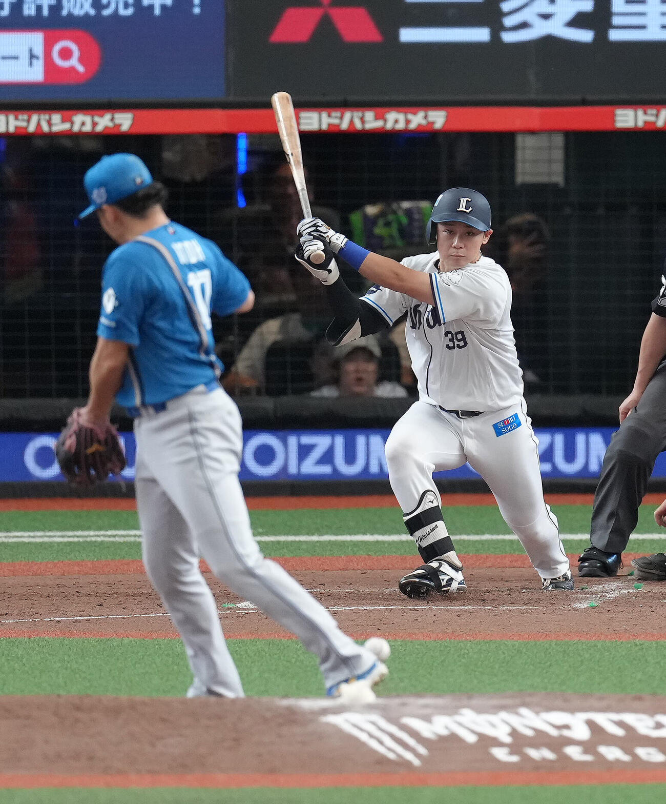 西武対日本ハム　5回裏西武無死一、二塁、平沢大河の打球が伊藤大海の左足に直撃する。記録は捕ゴロ（撮影・足立雅史）