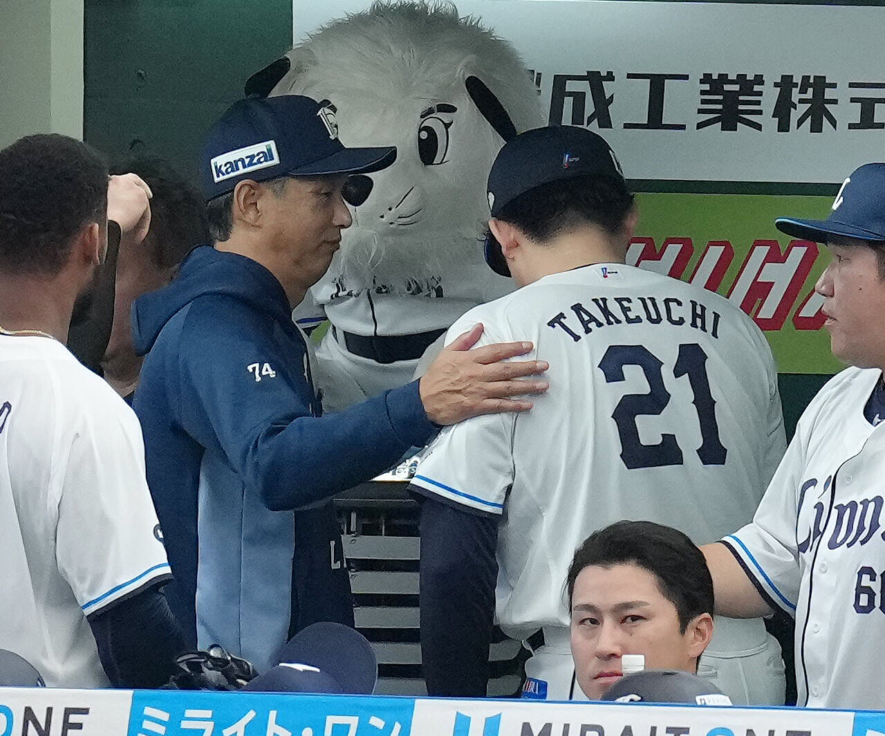 西武対日本ハム　5回を終え、ベンチで西武武内夏暉（右）をねぎらう西口文也監督（撮影・足立雅史）
