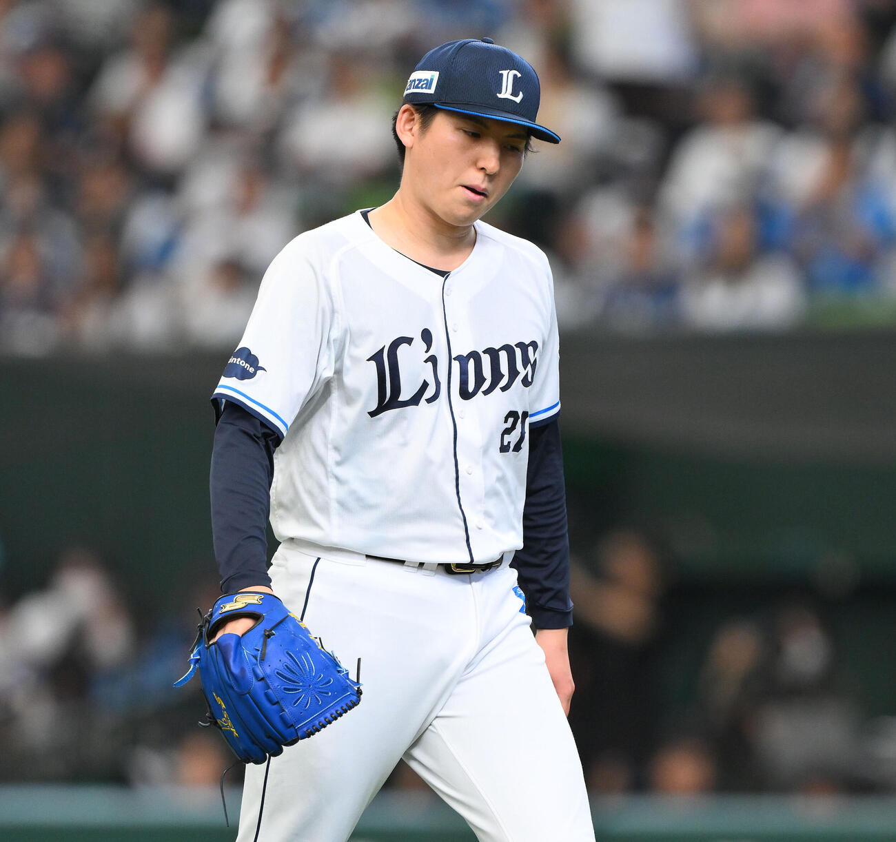 西武対日本ハム　4回表に追加点を許し浮かない表情で引き揚げる西武先発の武内夏暉（撮影・滝沢徹郎）