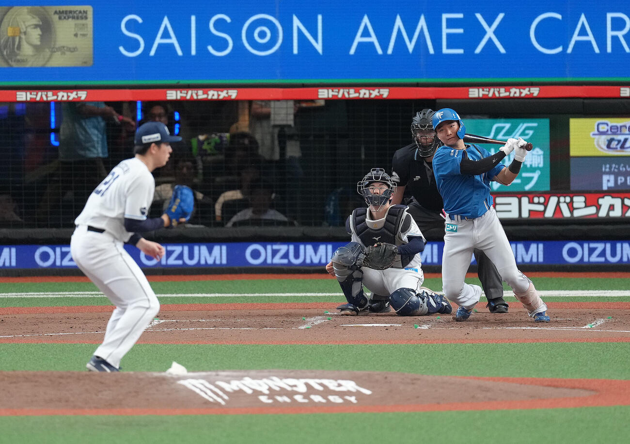 西武対日本ハム　5回表日本ハム無死、山県秀は二塁打を放つ。投手武内夏暉（撮影・足立雅史）