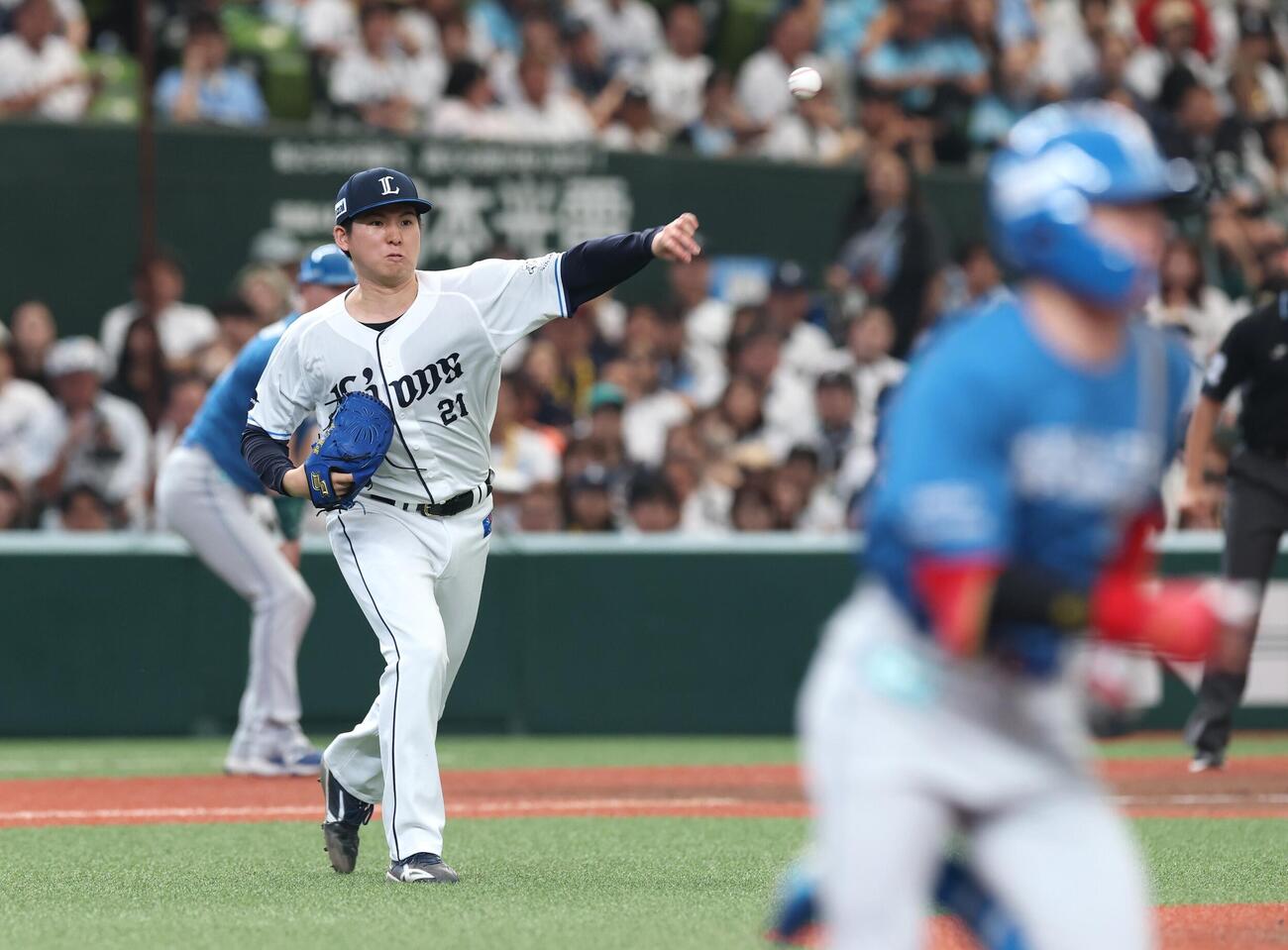 西武対日本ハム　5回表日本ハム無死二塁、五十幡亮汰のバントで一塁に悪送球する武内夏暉（撮影・黒川智章）