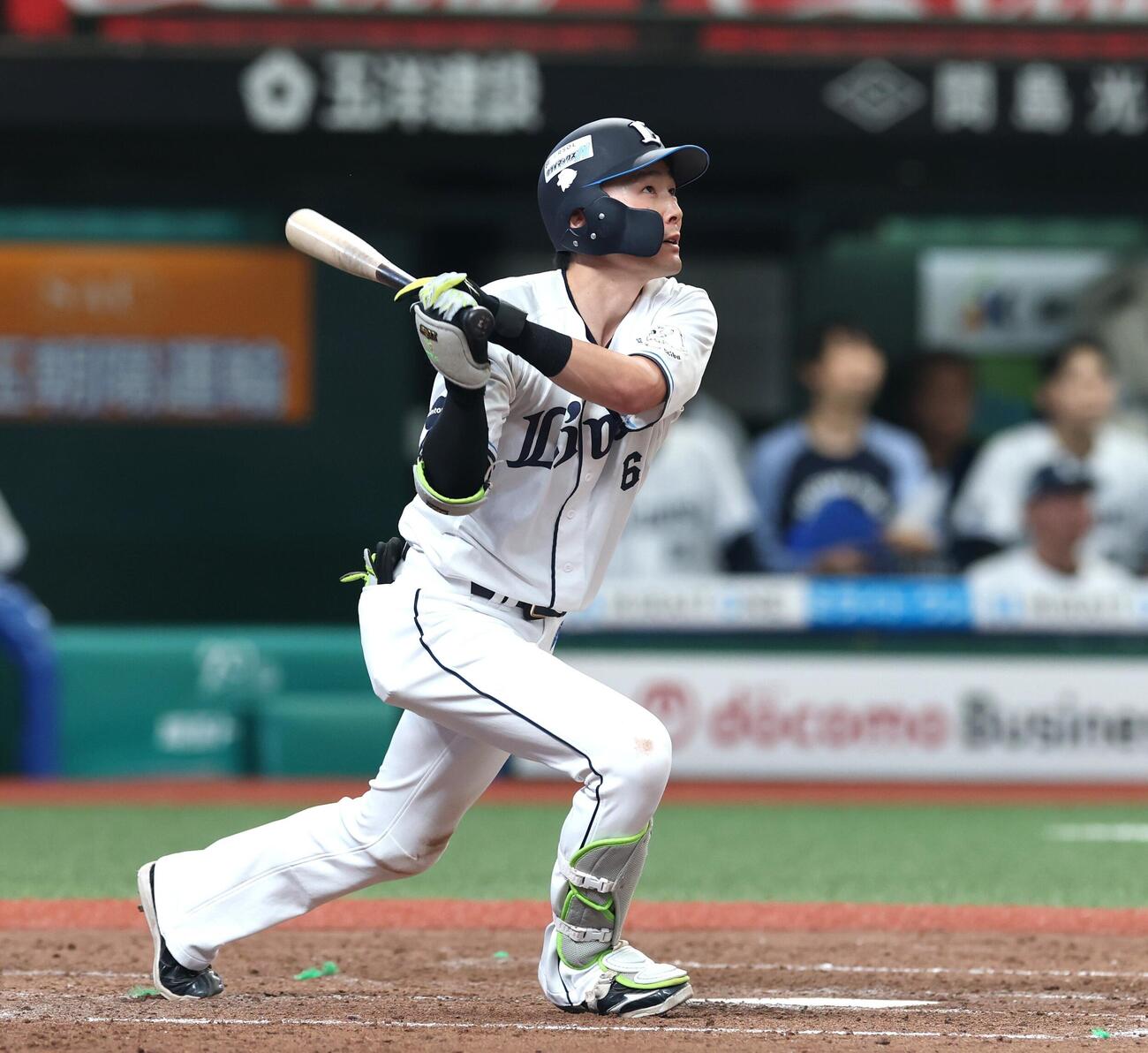 西武対日本ハム　5回裏西武1死満塁、犠飛を放つ源田壮亮（撮影・黒川智章）