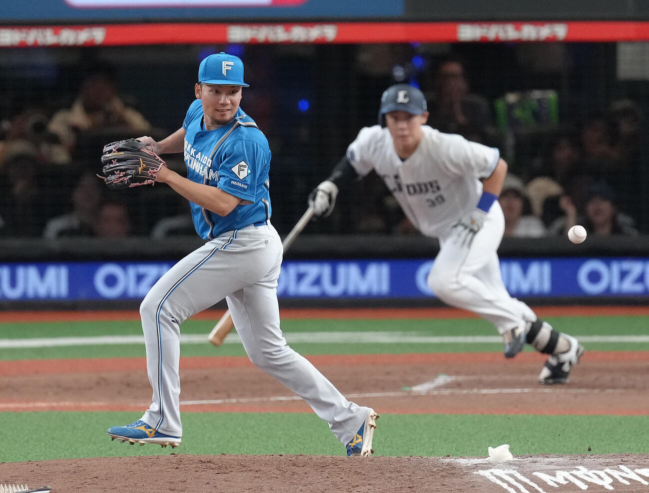 西武対日本ハム　5回裏西武無死一、二塁、平沢大河の打球が伊藤大海の左足に直撃する。記録は捕ゴロ（撮影・足立雅史）
