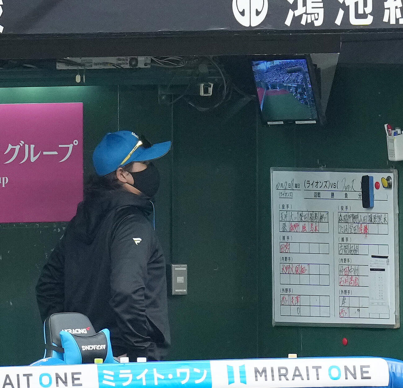 西武対日本ハム　5回、日本ハム伊藤大海がベンチにさがりブルペンの様子を気にする新庄剛志監督（撮影・足立雅史）