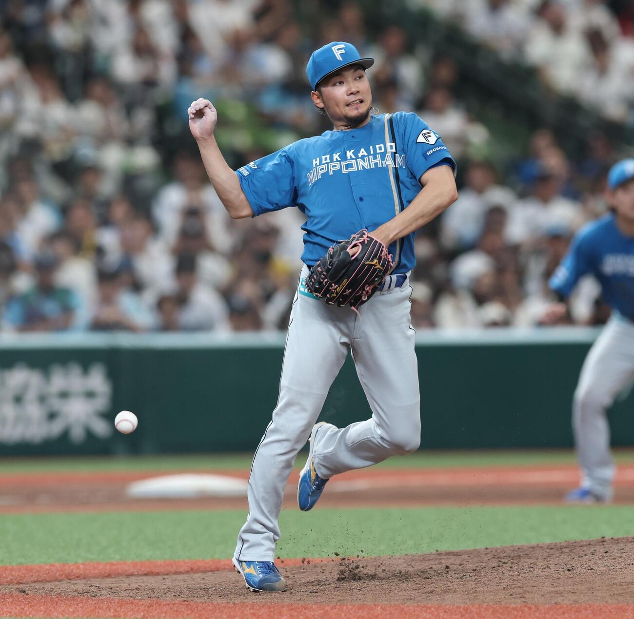 西武対日本ハム　5回裏西武無死一、二塁、平沢大河の打球が左足首ふきんに当たる伊藤大海（撮影・黒川智章）