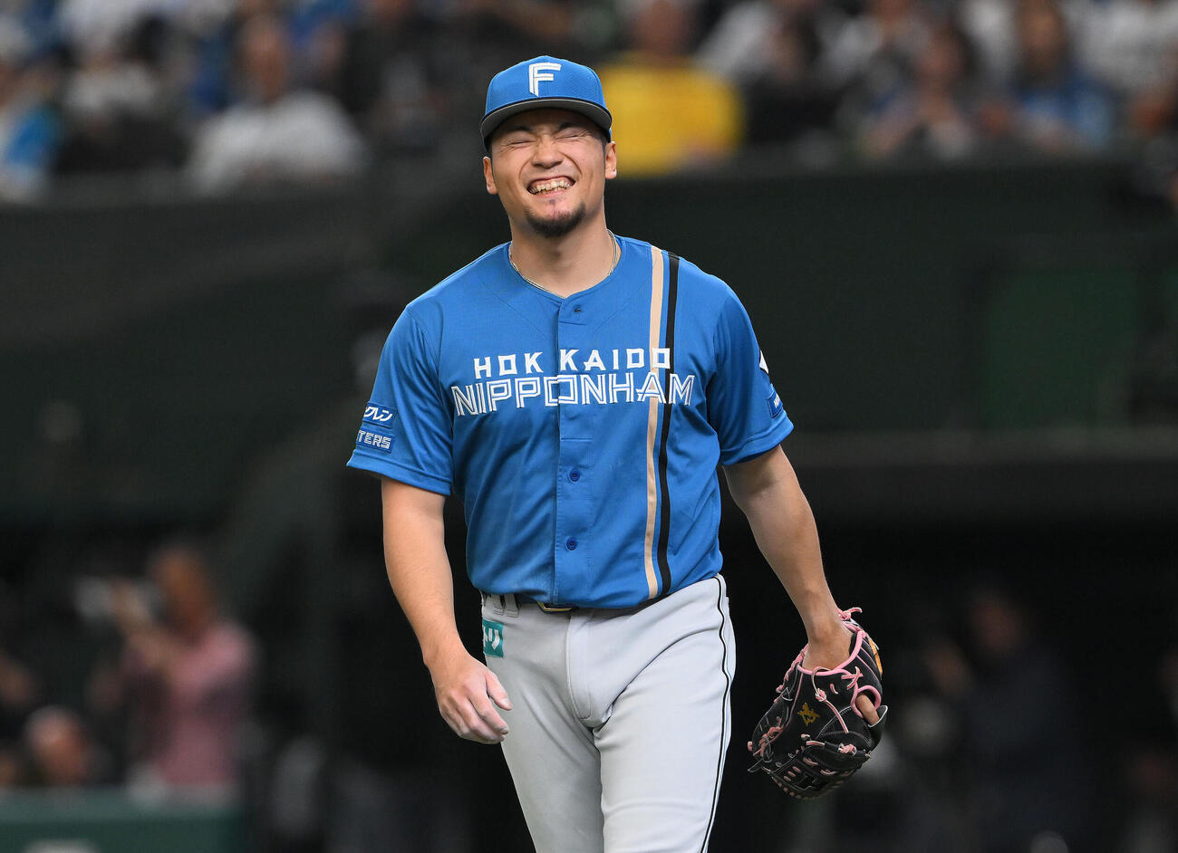 西武対日本ハム　5回裏西武無死一、二塁、平沢大河の打球が当たり厳しい表情の伊藤大海（撮影・滝沢徹郎）