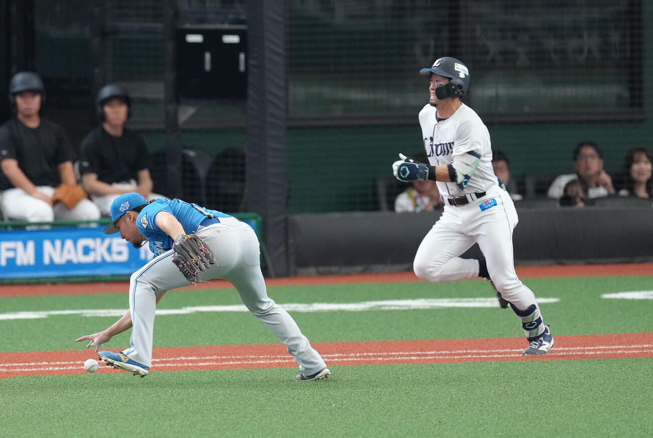 西武対日本ハム　3回裏西武無死、外崎修汰（右）の打球をバランスを崩しながら捕球し、投ゴロとする伊藤大海（撮影・足立雅史）