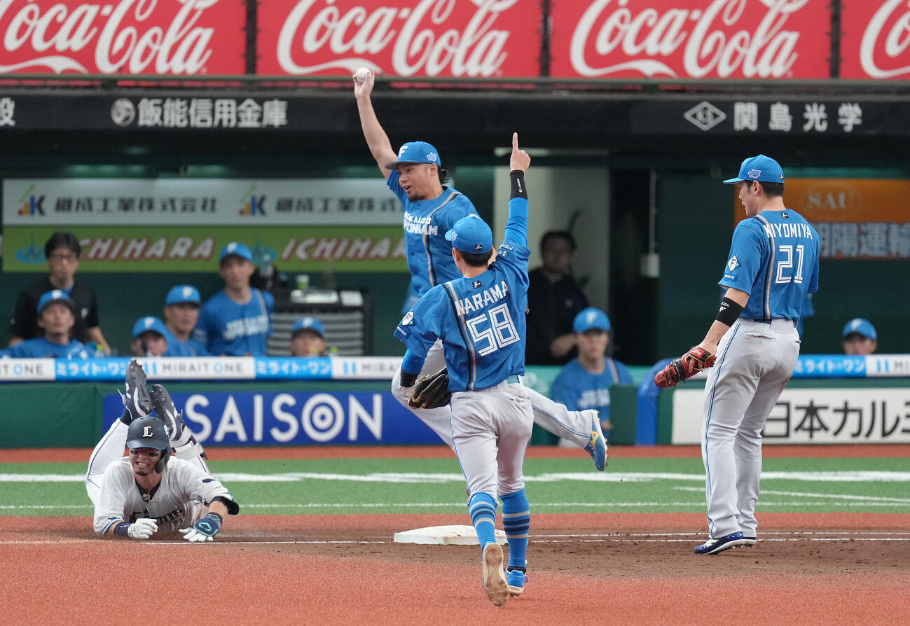 西武対日本ハム　3回裏西武無死、外崎修汰の打球をバランスを崩しながら捕球し、投ゴロとする伊藤大海（中央）（撮影・足立雅史）
