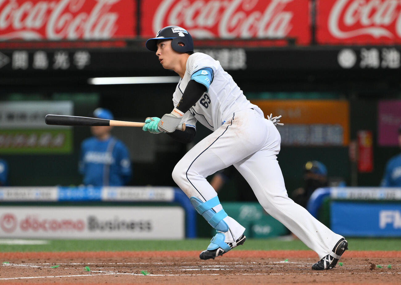 西武対日本ハム　5回裏西武無死一塁、長谷川信哉は左前打を放つ（撮影・滝沢徹郎）