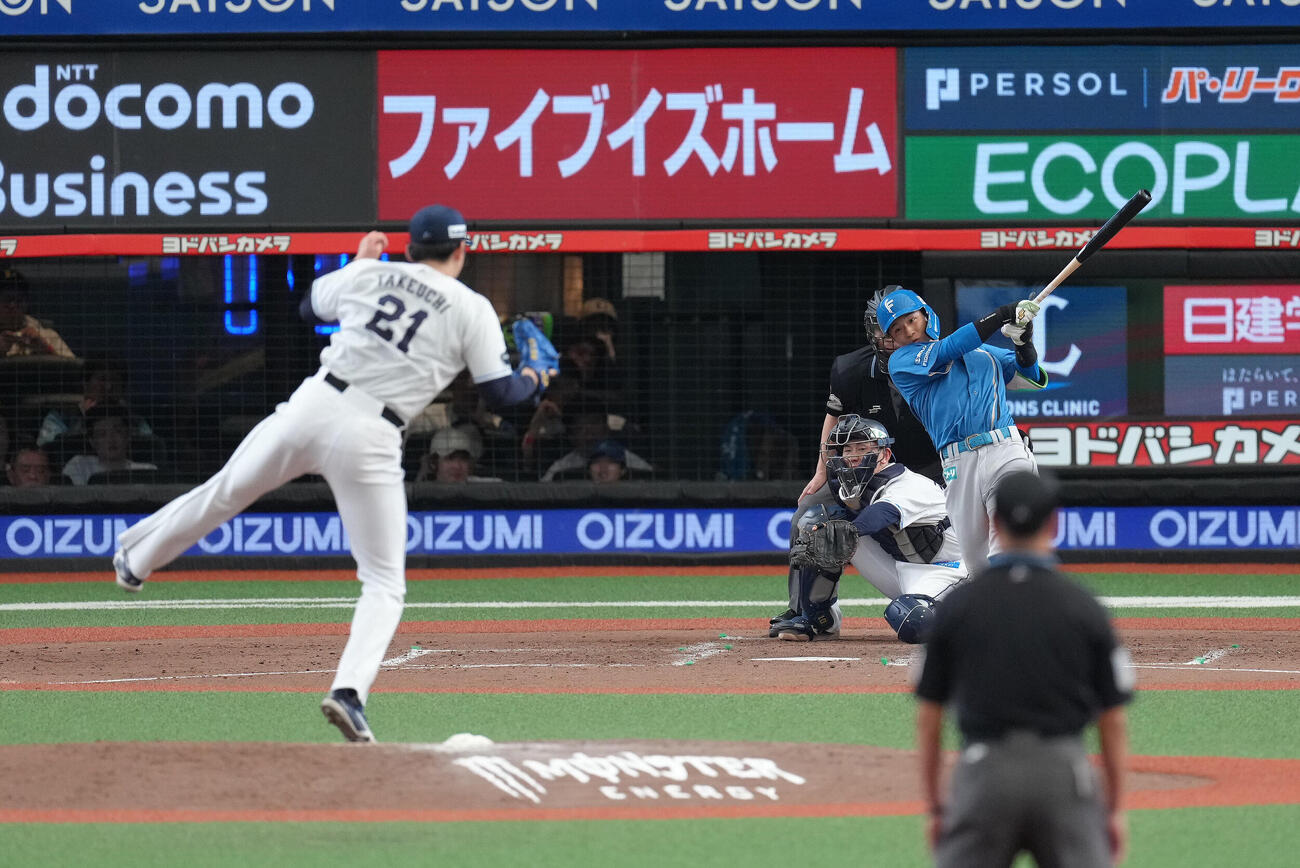 西武対日本ハム　5回表日本ハム無死一、三塁、奈良間大己は右犠飛を放つ。投手武内夏暉（撮影・足立雅史）