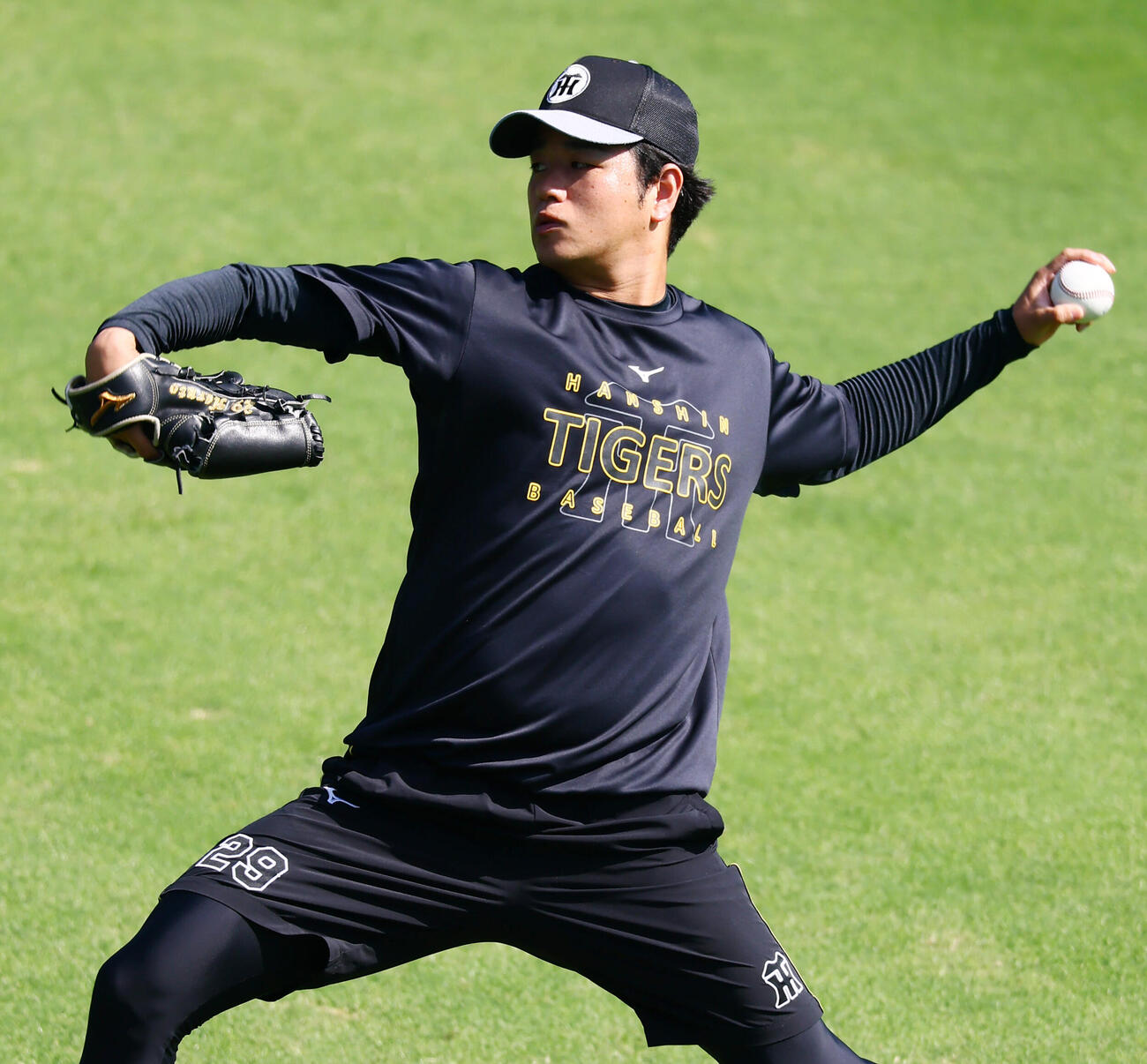 キャッチボールする阪神高橋遥人（撮影・加藤哉）
