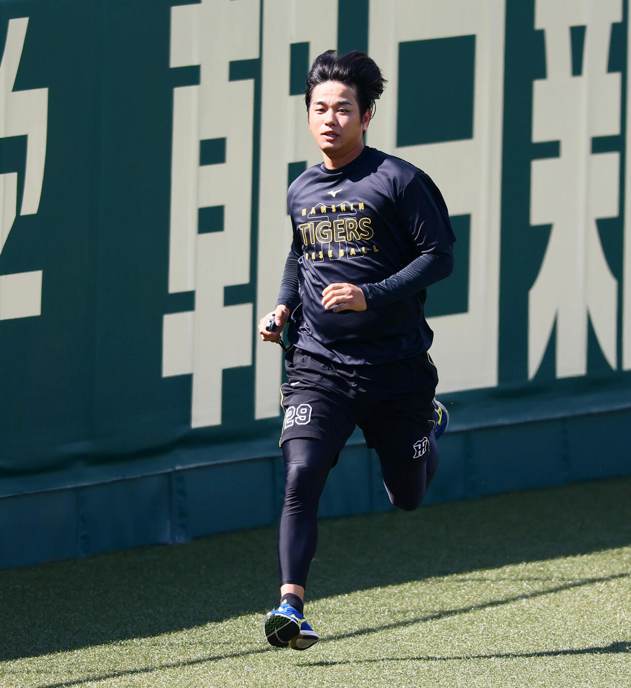 ポールからランニングをする阪神高橋遥人（撮影・加藤哉）