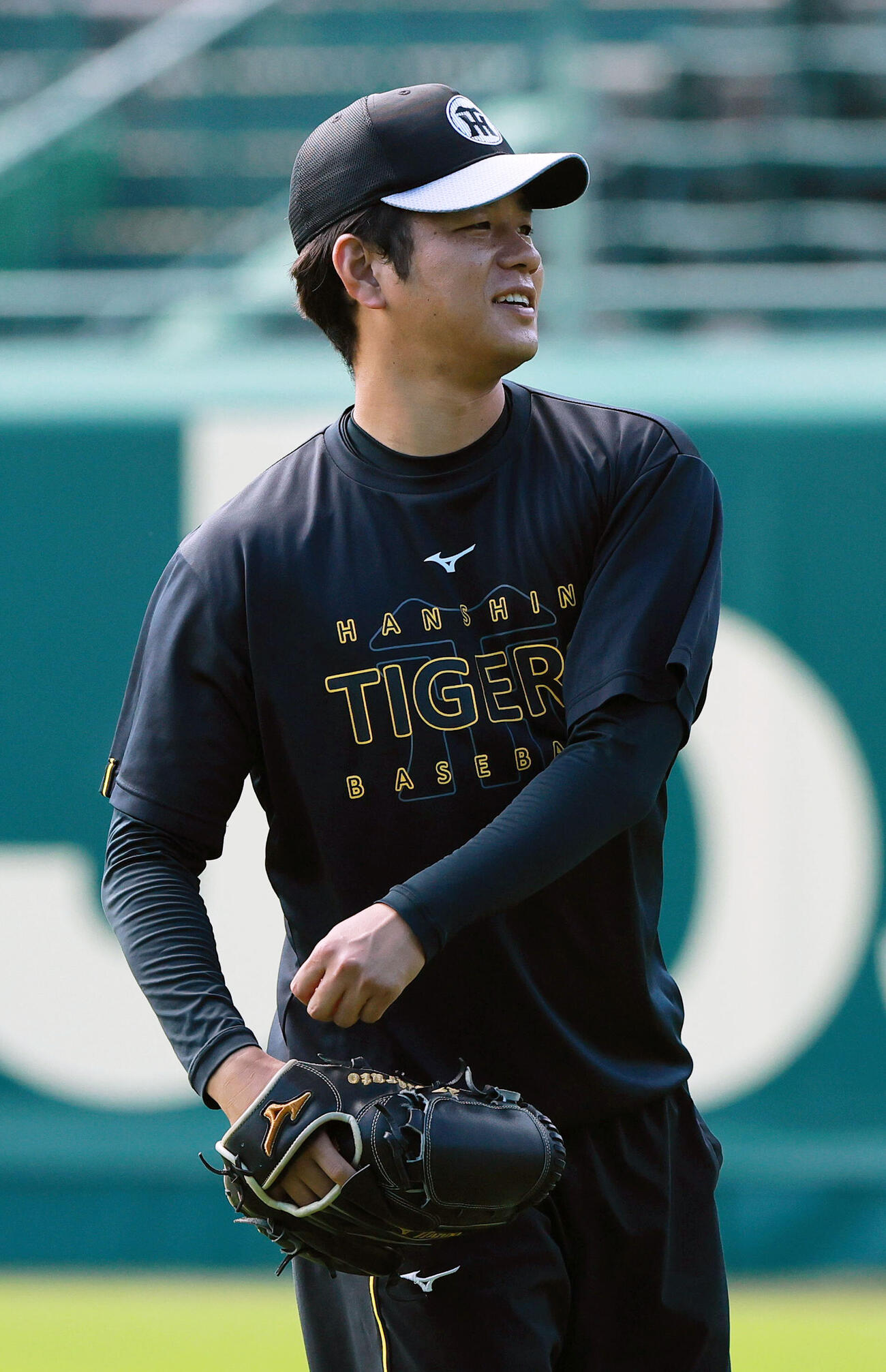 リラックスした表情でキャッチボールする阪神高橋遥人（撮影・上山淳一）