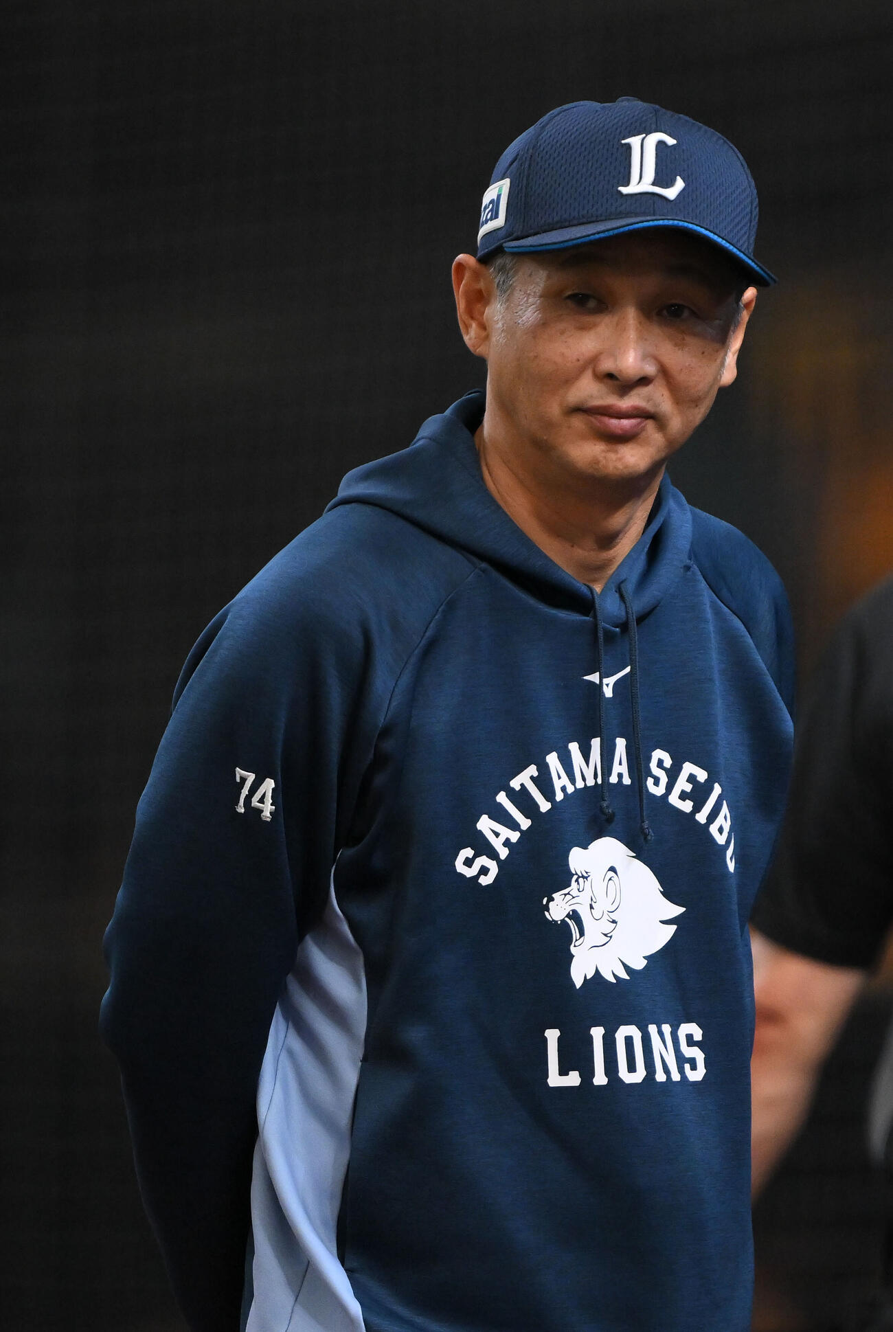 西武対日本ハム　交代を告げる西武西口文也監督（撮影・滝沢徹郎）