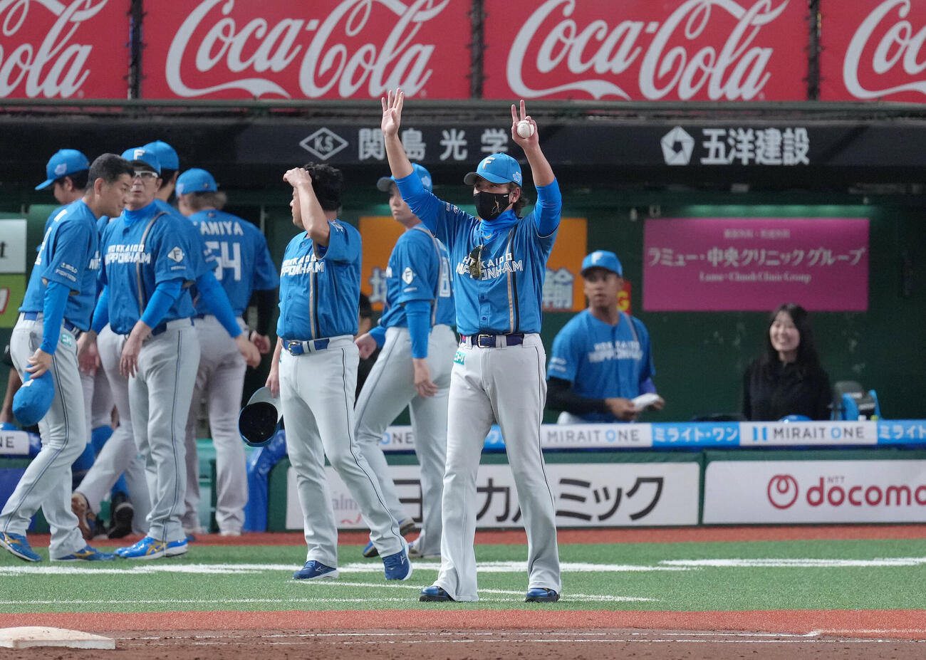 西武対日本ハム　CSファイナル進出を決め、スタンドの声援に応える日本ハム新庄剛志監督（撮影・足立雅史）