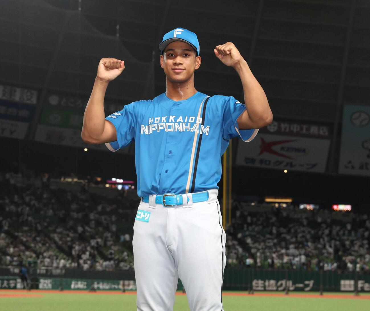 西武対日本ハム　試合後、ガッツポーズの万波中正（撮影・黒川智章）