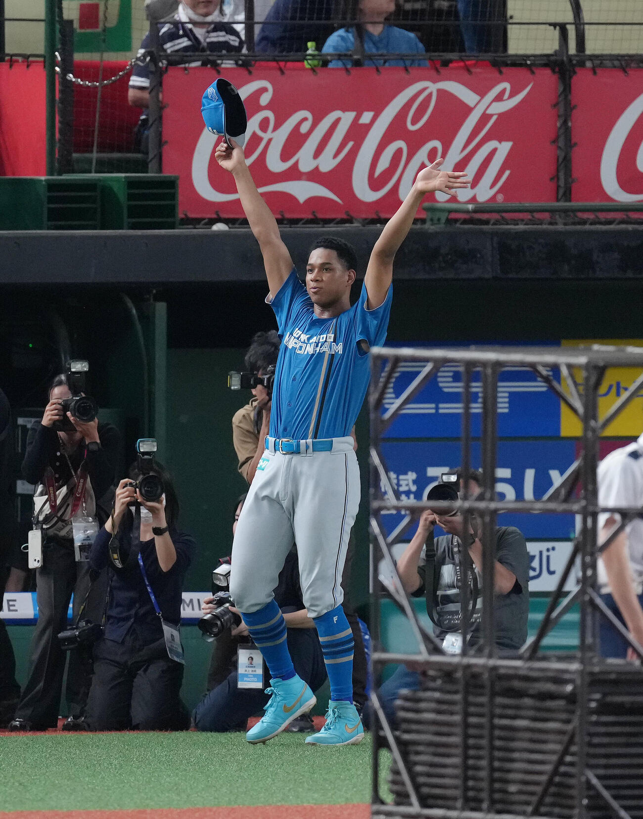 西武対日本ハム　ヒーローインタビューを終え、スタンドの声援に応える日本ハム万波中正（撮影・足立雅史）