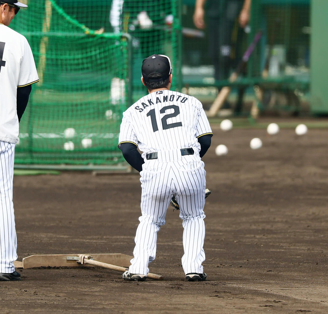 大山悠輔の打球が守備練習する阪神坂本誠志郎を直撃……（撮影・加藤哉）