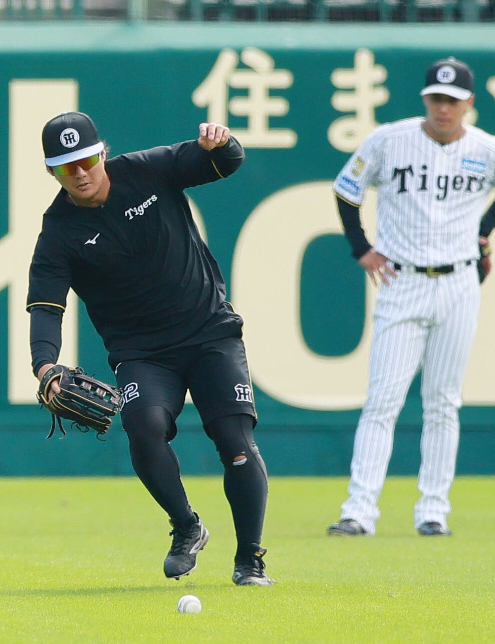 外野でノックを受ける阪神前川右京（撮影・上山淳一）