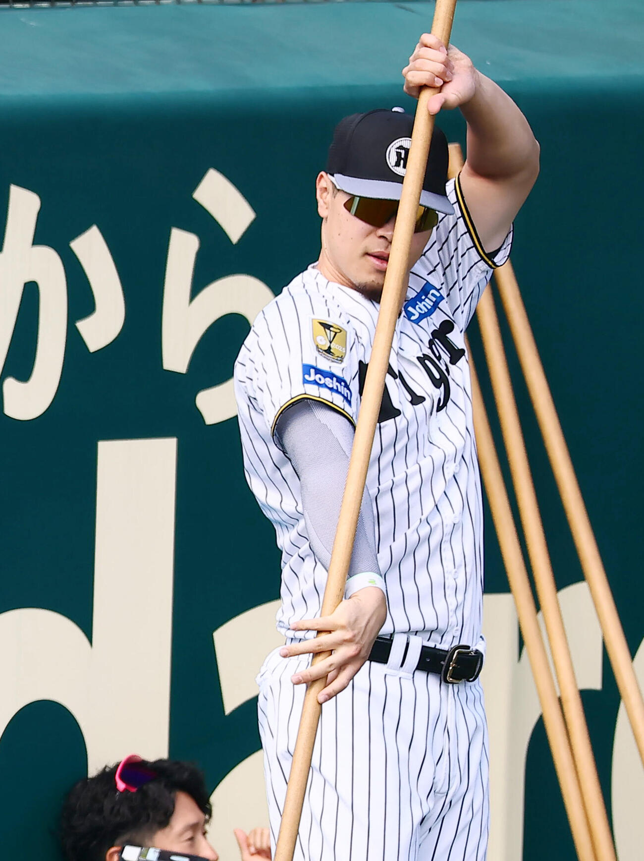 外野で身体をほぐす阪神佐藤輝明（撮影・加藤哉）