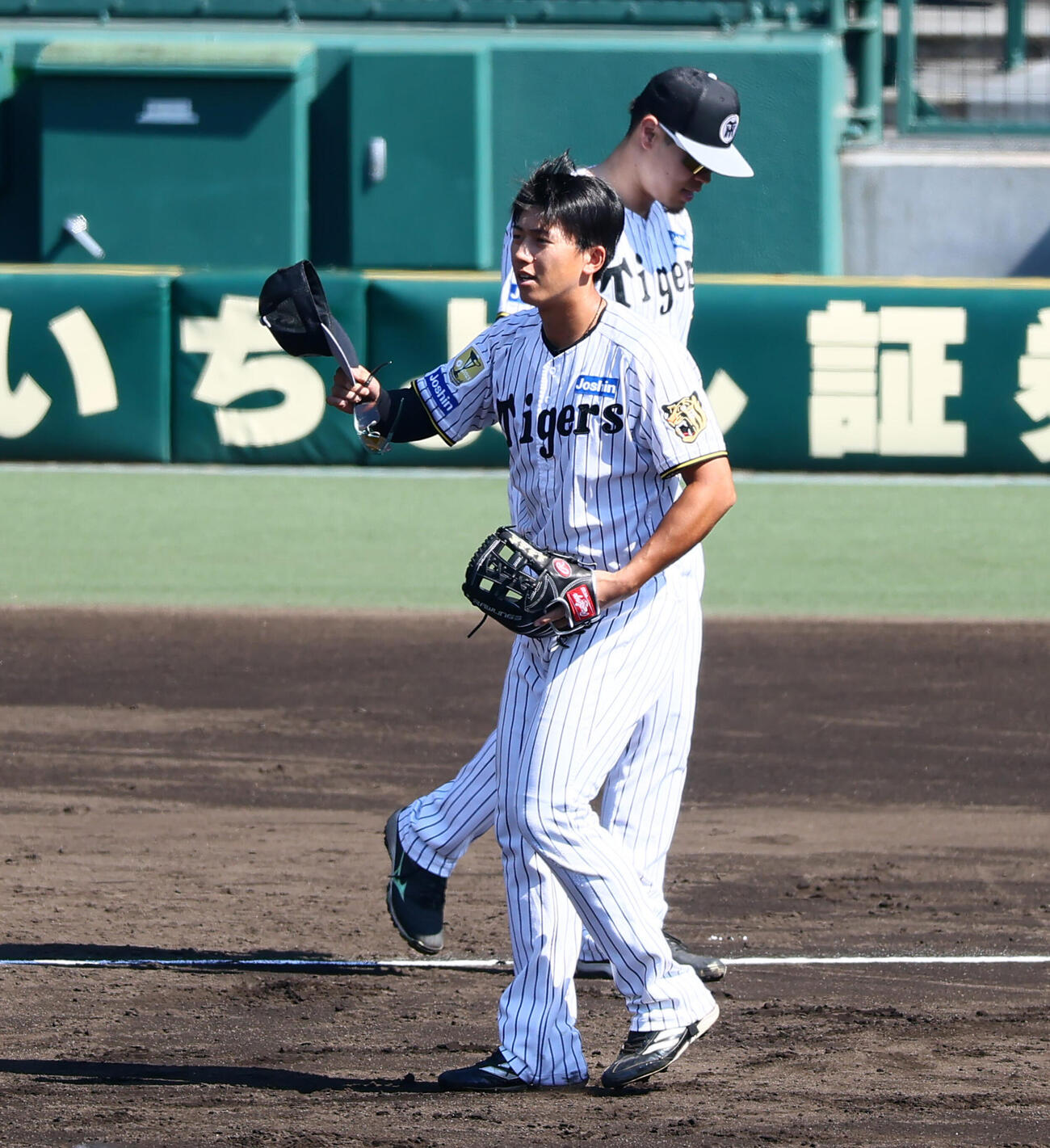 三塁で佐藤輝明（右）とノックをうける阪神立石正広（撮影・加藤哉）