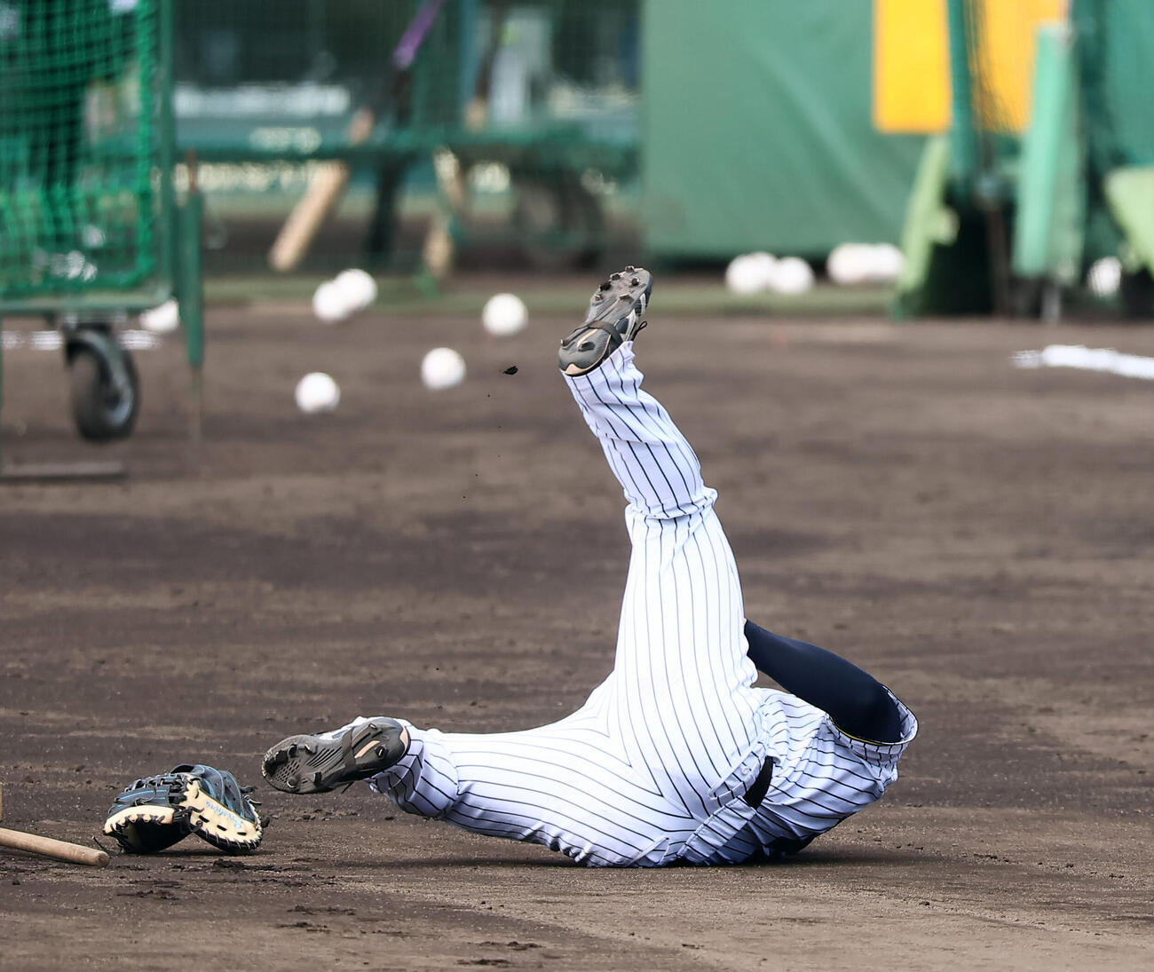 大山悠輔の打球が守備練習する阪神坂本誠志郎を直撃しグラウンドに転倒する（撮影・加藤哉）
