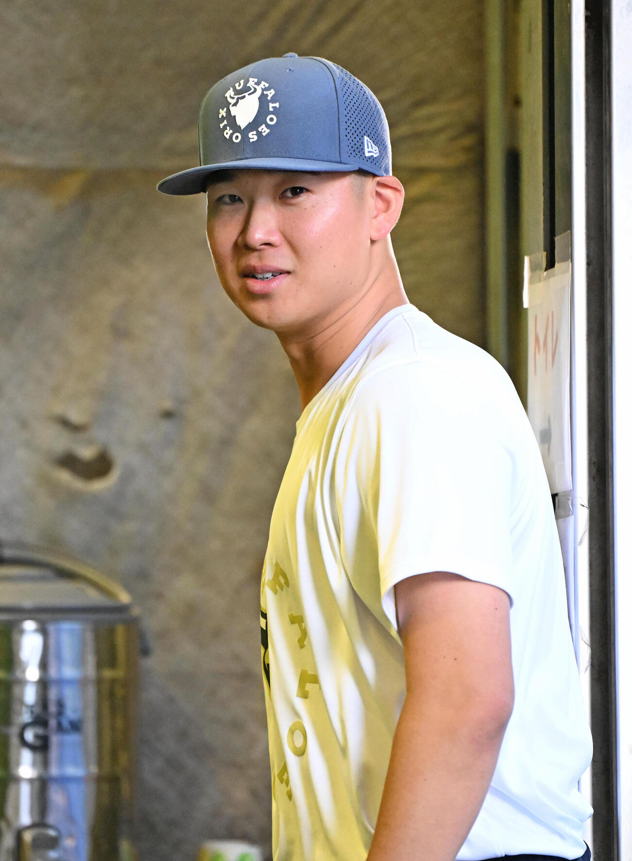 関係者と話すオリックスの山下舜平大（撮影・石井愛子）