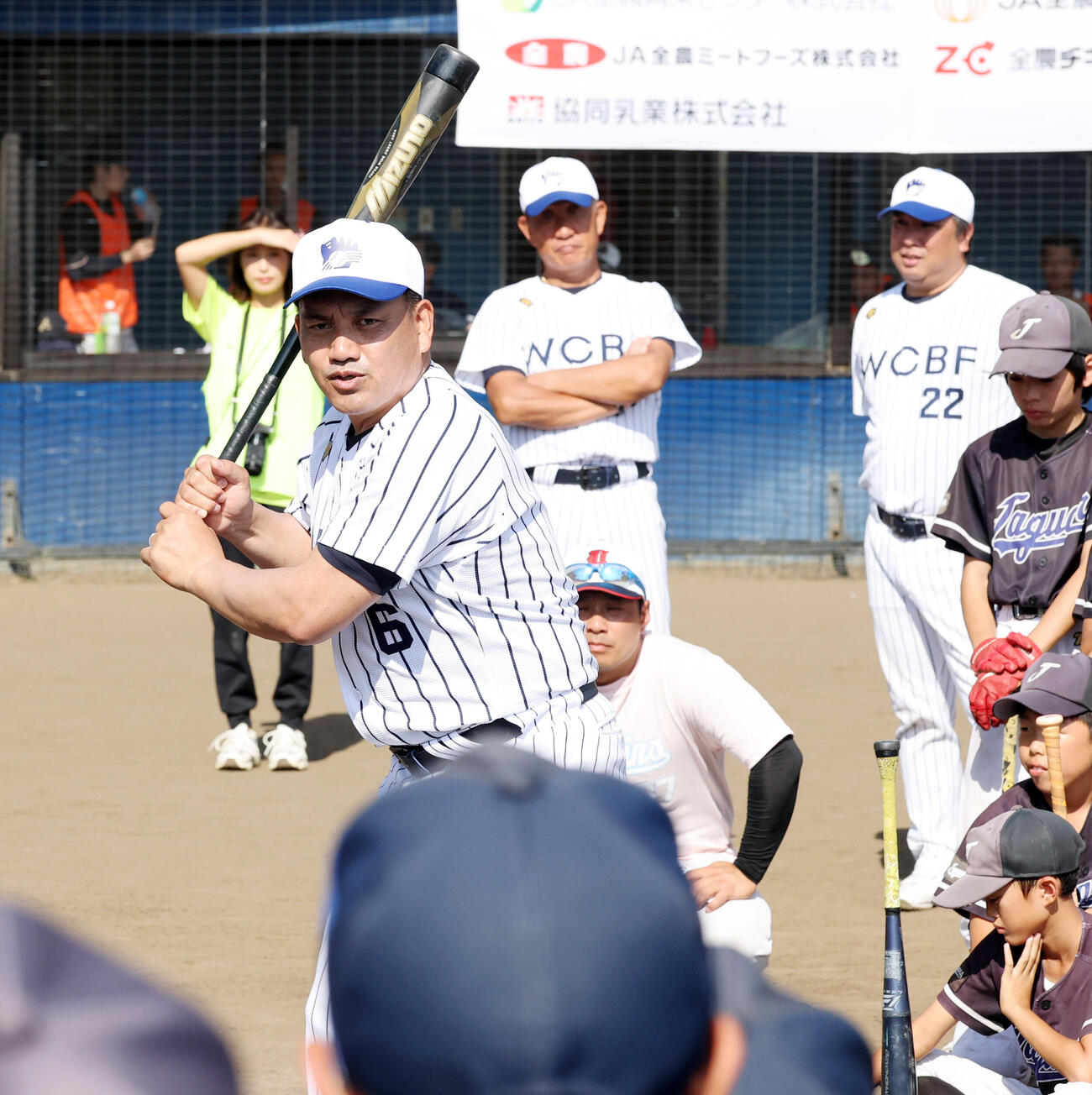 JA全農WCBF少年野球教室で、打撃指導する井口資仁監督（撮影・浅見桂子）　2026年10月12日　越谷市民球場