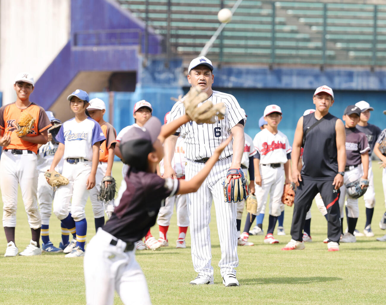 JA全農WCBF少年野球教室で、捕球の指導をする侍ジャパン井口資仁監督（撮影・浅見桂子）　2026年10月12日　越谷市民球場