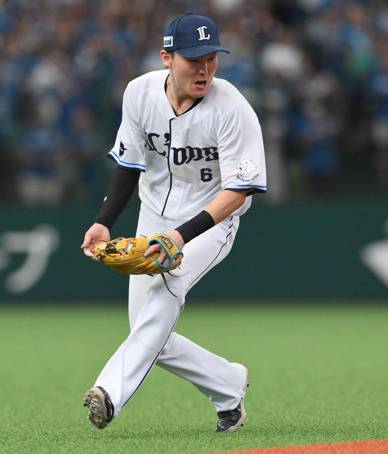 西武対日本ハム　3回表日本ハム2死一塁、郡司裕也の遊ゴロを処理する源田壮亮（撮影・滝沢徹郎）