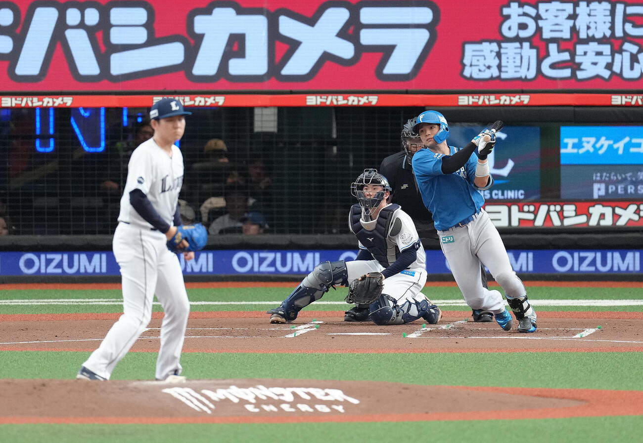 西武対日本ハム　2回表日本ハム無死、郡司裕也は右前打を放つ。投手武内夏暉（撮影・足立雅史）