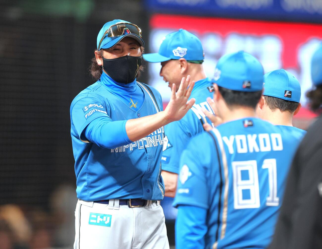 西武対日本ハム　試合後、スタッフらとハイタッチする新庄剛志監督（撮影・黒川智章）