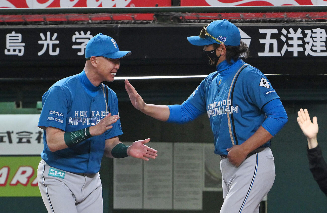 西武対日本ハム　試合に勝利し喜ぶ日本ハム新庄剛志監督（右）と森本稀哲外野守備走塁コーチ（撮影・滝沢徹郎）