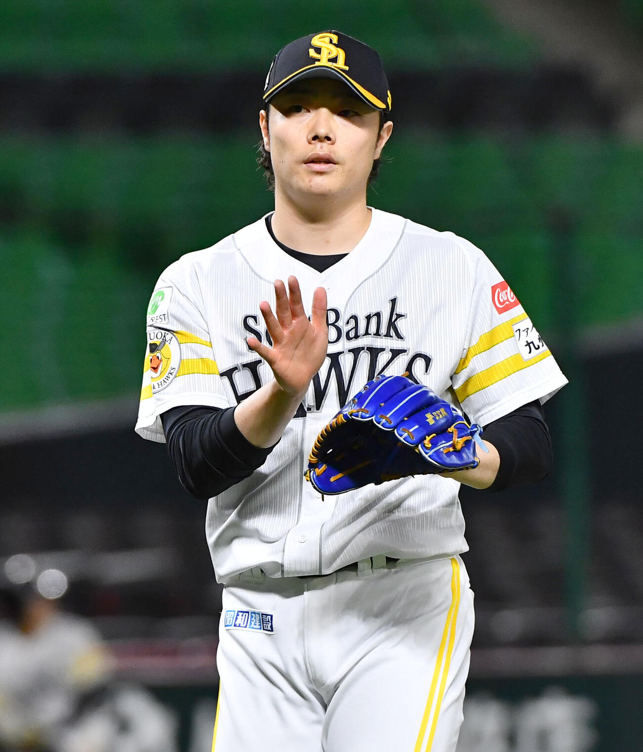 ソフトバンク3軍対韓国NCダイノス　8回表を無失点に抑え、グラブをたたきながらベンチへ戻る松本裕樹（撮影・岩下翔太）